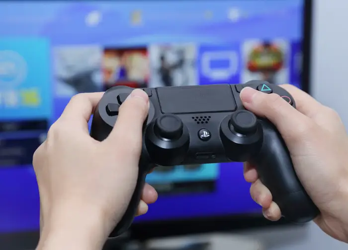Jugador con una consola Playstation
